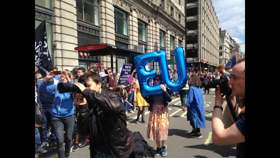 Partita a mezzogiorno ora locale (le 13 in Italia), la marcia andra' da Hyde Park fino al parlamento di Westminster, dove diverse personalita' del mondo della politica, dei sindacati e della cultura terranno i loro discorsi&nbsp;