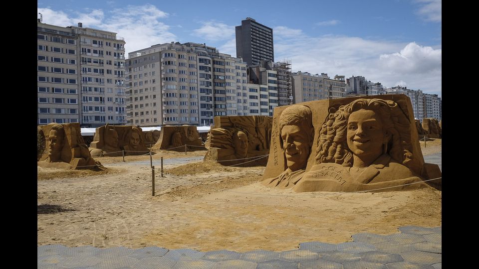 Ostenda, Festival delle Sculture di Sabbia, il tema di quest'anno &egrave; Stars. Solo con acqua e sabbia artisti provenienti da 12 paesi diversi creano sculture raffigurando il loro divo preferito sulla Grande Spiaggia della citt&agrave;