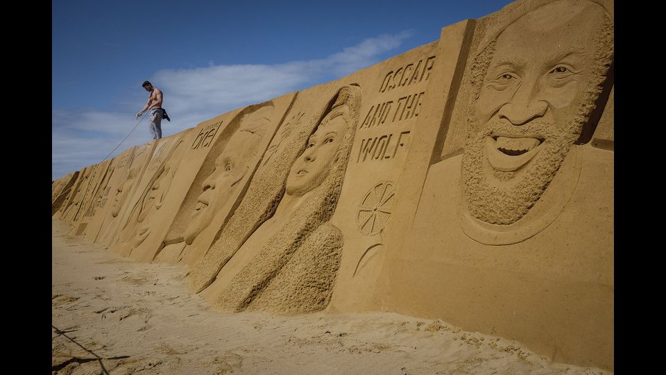 &nbsp;Ostenda, Festival delle Sculture di Sabbia, il tema di quest'anno &egrave; Stars. Solo con acqua e sabbia artisti provenienti da 12 paesi diversi creano sculture raffigurando il loro divo preferito sulla Grande Spiaggia della citt&agrave;