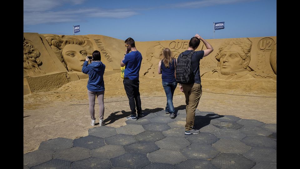 &nbsp;Ostenda, Festival delle Sculture di Sabbia, il tema di quest'anno &egrave; Stars. Solo con acqua e sabbia artisti provenienti da 12 paesi diversi creano sculture raffigurando il loro divo preferito sulla Grande Spiaggia della citt&agrave;