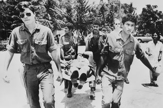 &nbsp;Un ex ostaggio viene trasportato in barella al suo rientro a Tel Aviv - afp