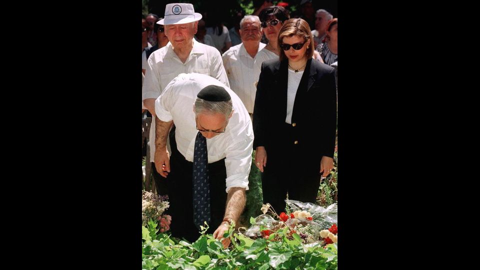 &nbsp;Il premier israeliano Benjamin Netanyahu sulla tomba del fratello Yonatahan, ucciso nel blitz - afp