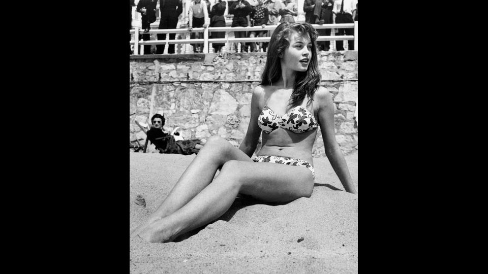 Brigitte Bardot sulla spiaggia al Festival di Cannes - 1953&nbsp;