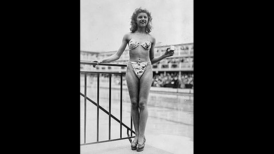La spogliarellista Micheline Bernardini, la prima ad indossare il bikini il 5 luglio 1946