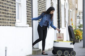 A Londra il pranzo lo porta un robot