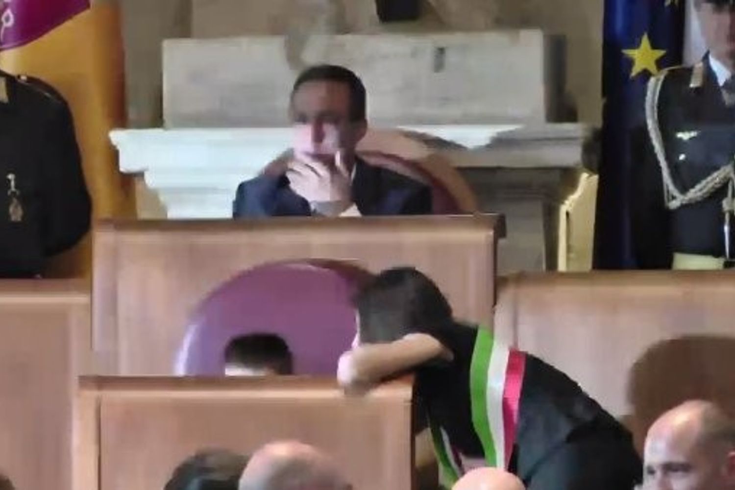 raggi con il figlio (foto da Twitter)&nbsp;