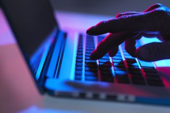 Pedofilia pedofilo adescamento uomo minori computer internet facebook informatica sicurezza informatica