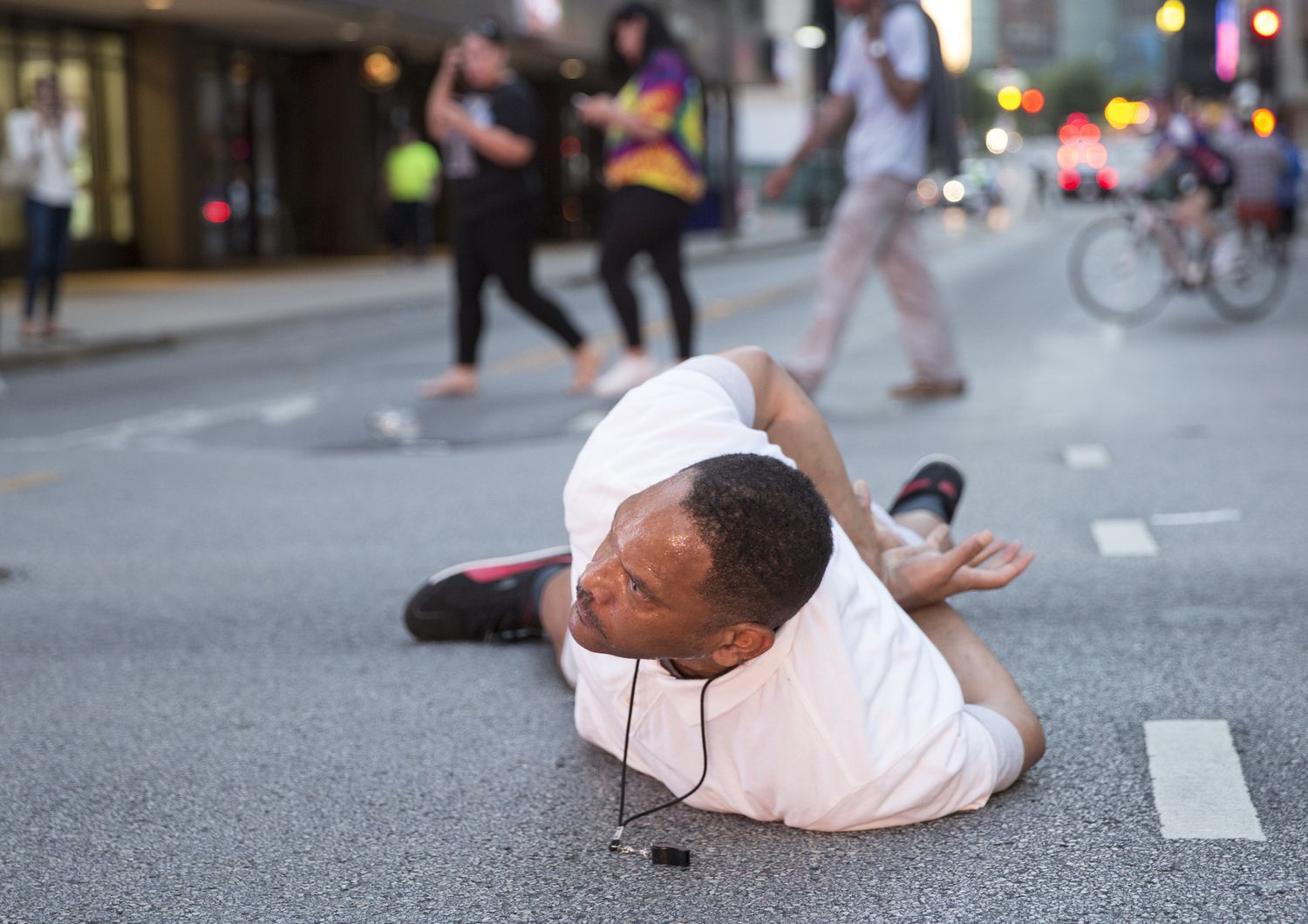 &nbsp;Un uomo si getta a terra dopo urlando &quot;Non mi sparate&quot; durante la manifestazione contro la polizia a Dallas, Texas (Afp)