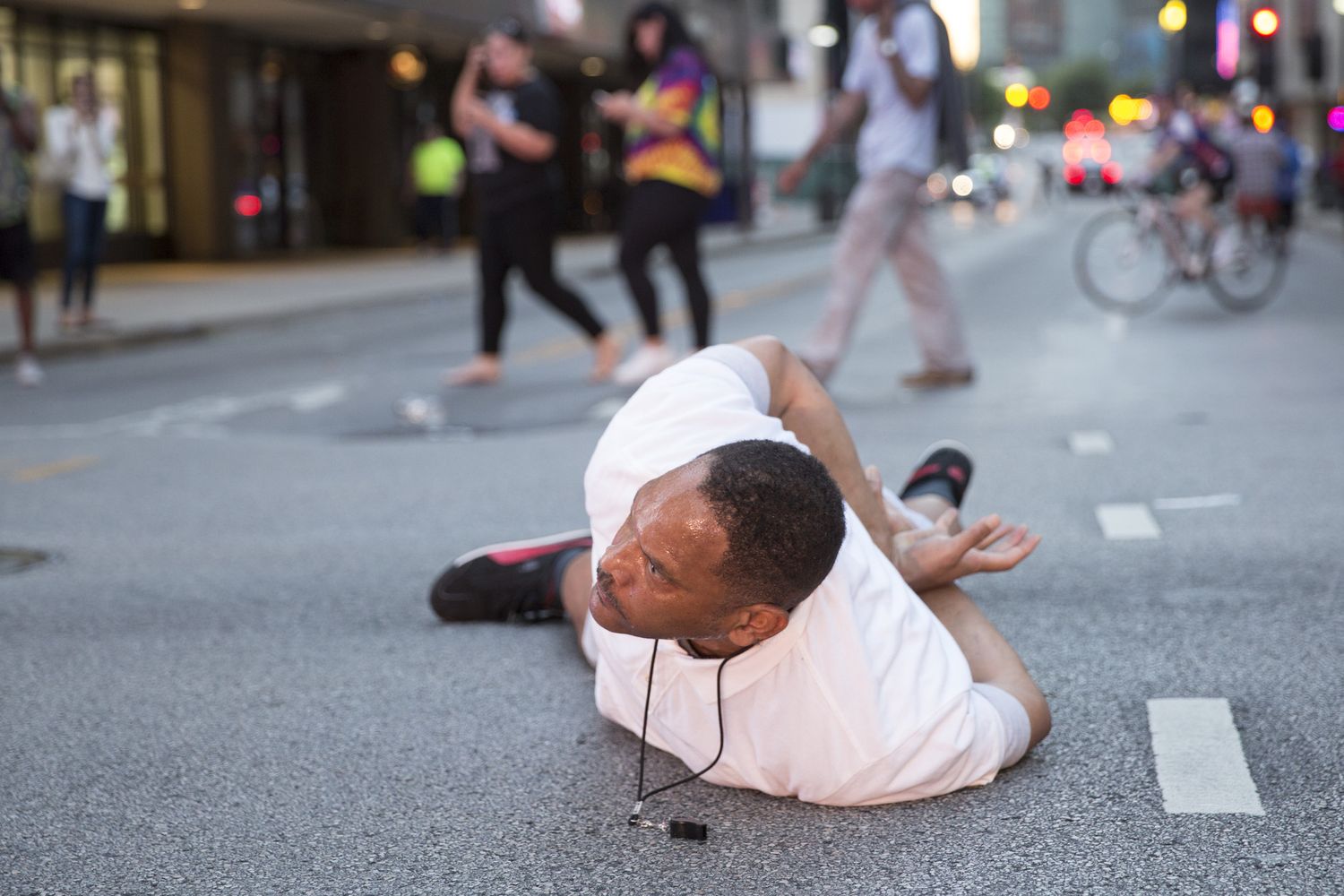 &nbsp;Un uomo si getta a terra dopo urlando &quot;Non mi sparate&quot; durante la manifestazione contro la polizia a Dallas, Texas (Afp)