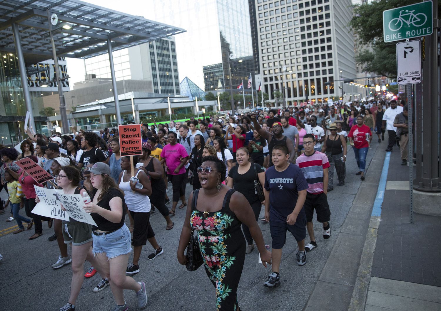 &nbsp;La manifestazione di Dallas, in Texas, del 7 luglio, per protestare contro la morte di Alton Sterling e Philando Castiglia (Afp)