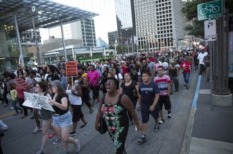 &nbsp;La manifestazione di Dallas, in Texas, del 7 luglio, per protestare contro la morte di Alton Sterling e Philando Castiglia (Afp)