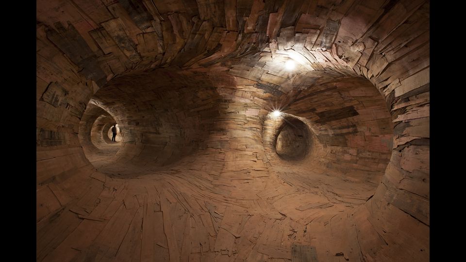 &nbsp;Transarquitetonica (inside) | 2014 | Museu de Arte Contempor&acirc;nea, S&atilde;o Paulo &ndash; Brazilwood, bricks, mud, bamboo, PVC, plywood, tree brunches and other materials | 5 x 18 x 73 m,photo: Everton Ballardin