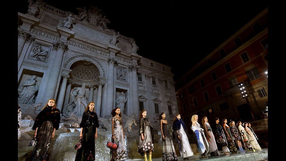 Sfilata sull'acqua di Fontana di Trevi per i 90 anni di Fendi (Afp)