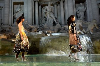 Sfilata sull'acqua di Fontana di Trevi per i 90 anni di Fendi (Afp)&nbsp;