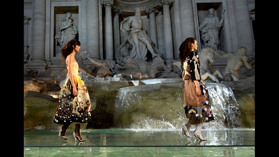 Sfilata sull'acqua di Fontana di Trevi per i 90 anni di Fendi (Afp)&nbsp;