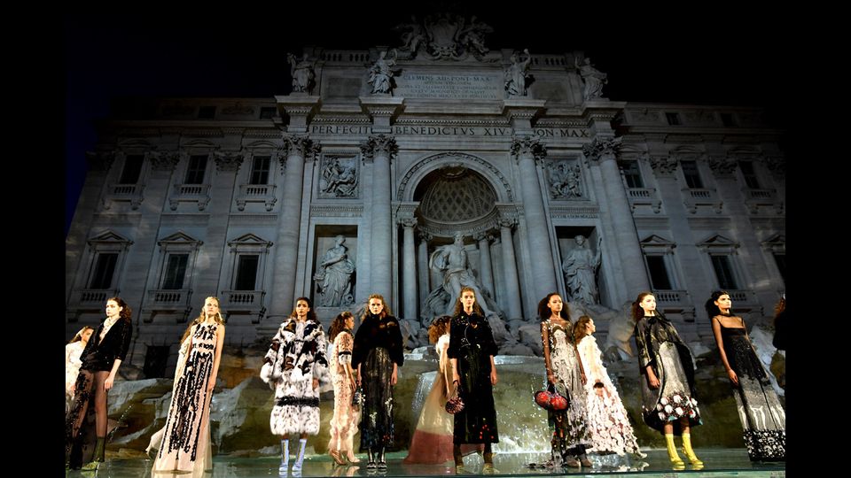 Sfilata sull'acqua di Fontana di Trevi per i 90 anni di Fendi (Afp)&nbsp;