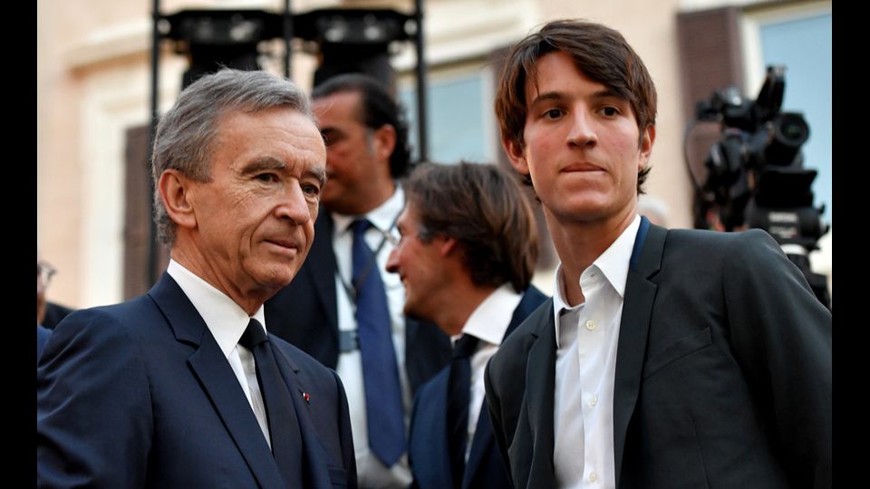 Il patron del gruppo Lvmh Bernard Arnault con il figlio son Alexandre (Afp)
