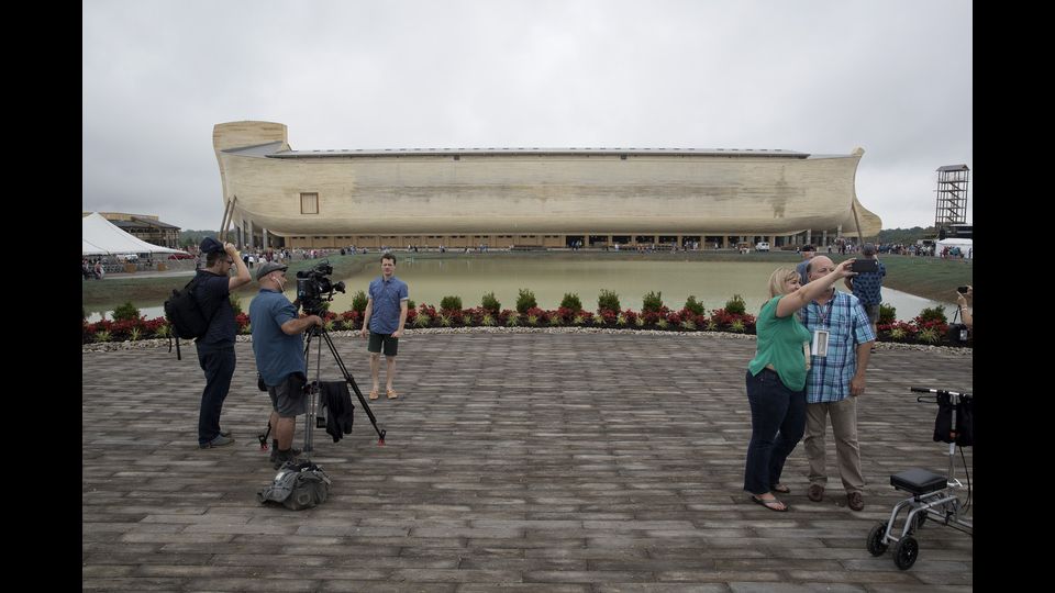 Una nuova Arca di No&egrave; in Kentucky. La riproduzione del vascello biblico, lunga 137 metri, alta 23 e larga 14 come indica il Libro della Genesi, &egrave; stata inaugurata nello Stato americano (foto Afp)&nbsp;