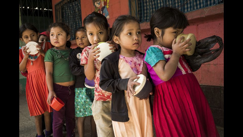 Ogni minuto nel mondo 6 bambini muoiono di fame