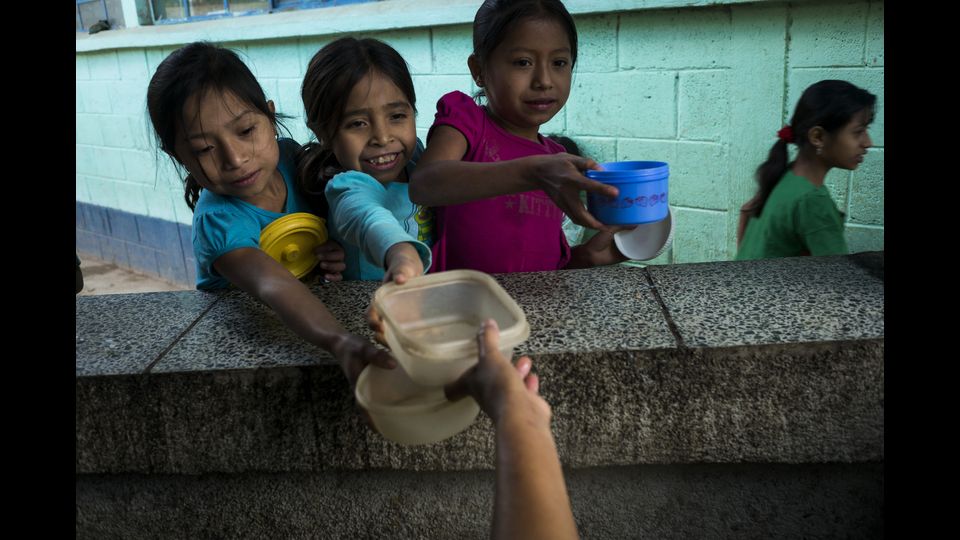 Ogni minuto nel mondo 6 bambini muoiono di fame