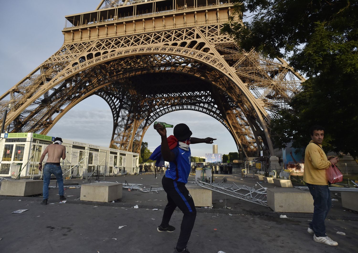 &nbsp;Scontri Parigi Euro 2016 Torre Eiffel