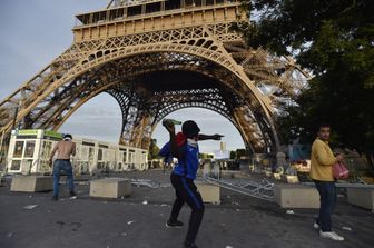 &nbsp;Scontri Parigi Euro 2016 Torre Eiffel