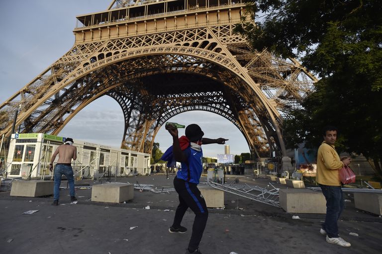 &nbsp;Scontri Parigi Euro 2016 Torre Eiffel
