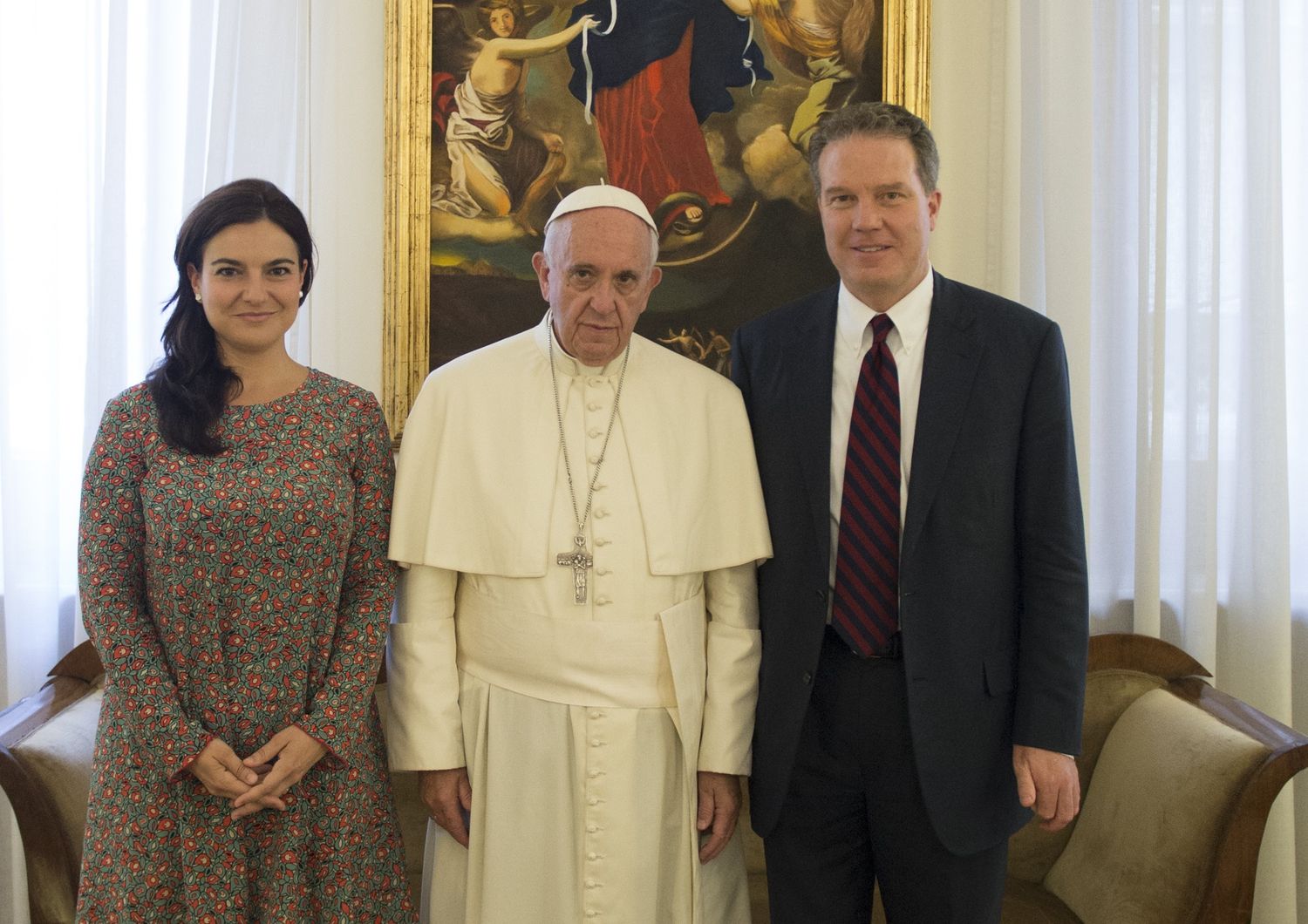 &nbsp;Papa Francesco con Greg Burke e Paloma Garcia Ovejero (Afp)