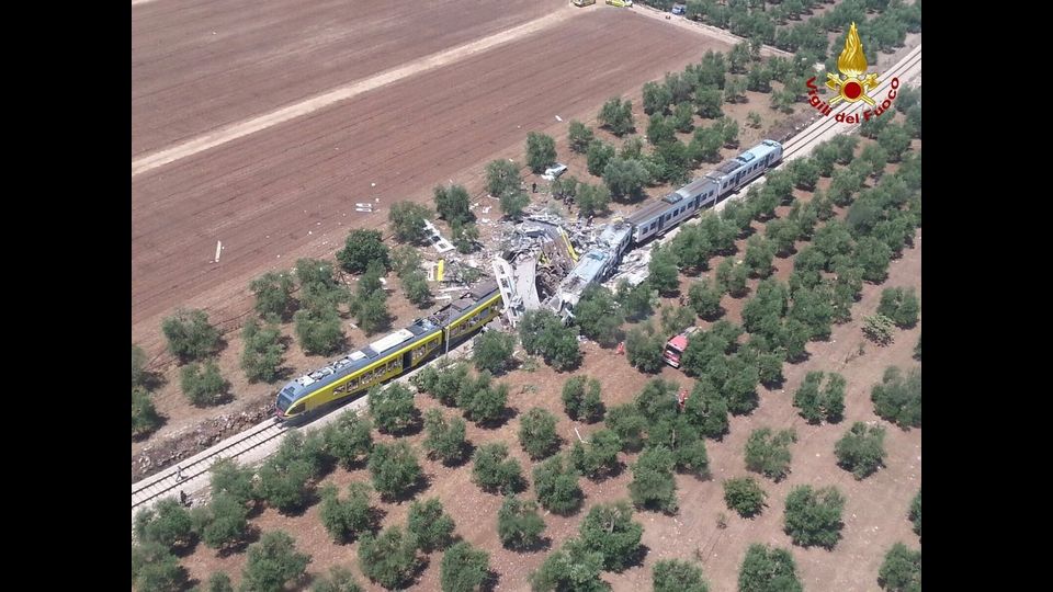 Scontro frontale fra treni di pendolari in Puglia