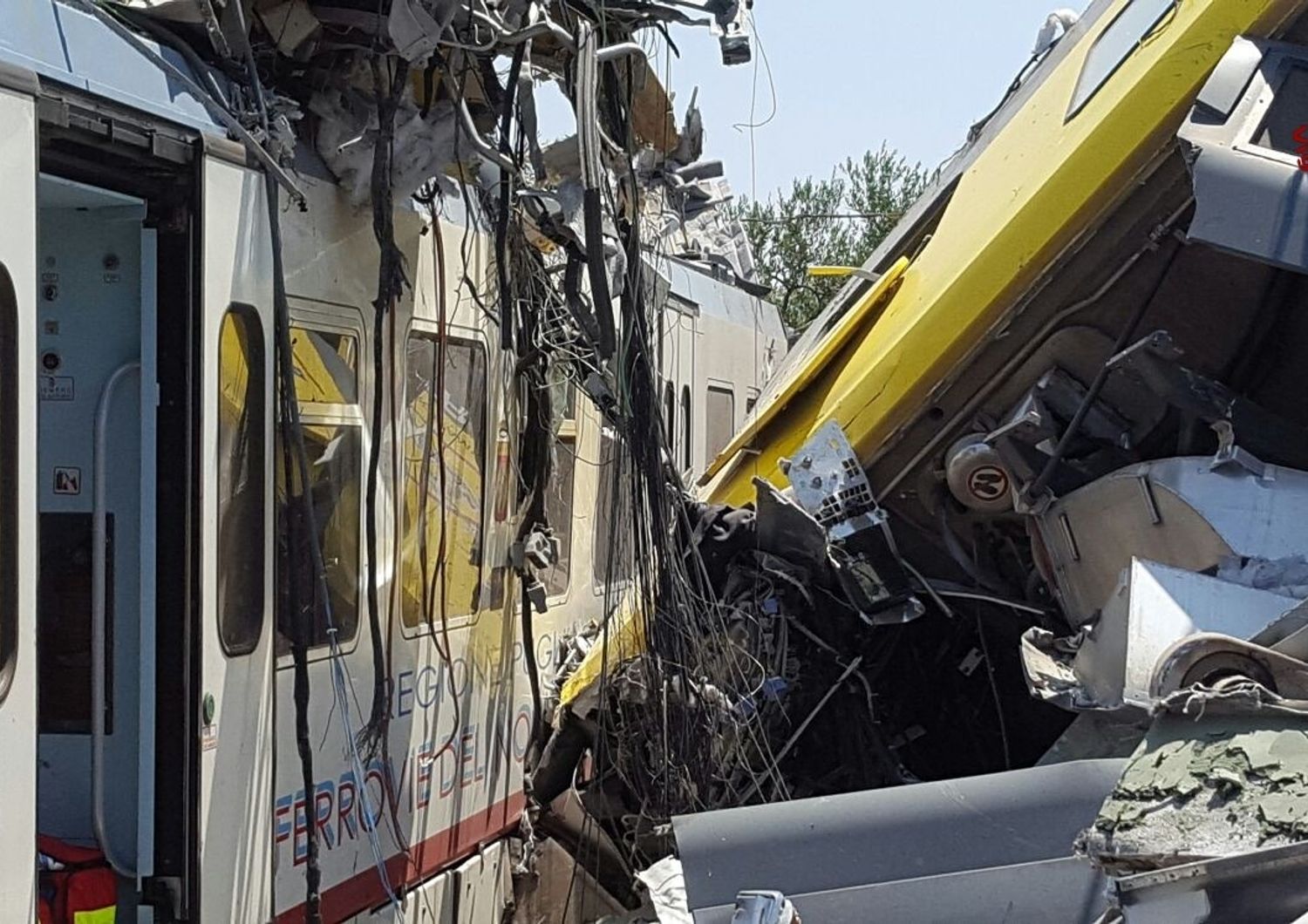 &nbsp;Scontro frontale fra treni di pendolari in Puglia