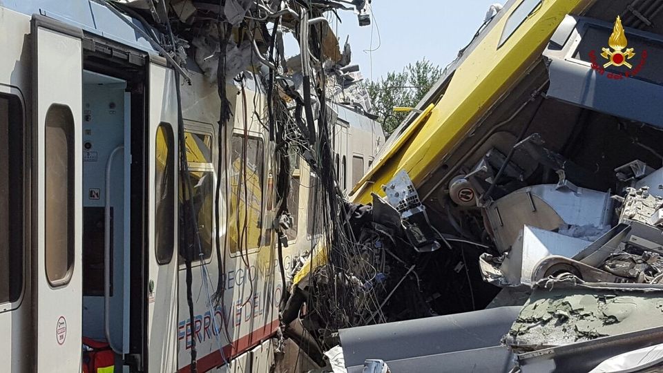 &nbsp;Scontro frontale fra treni di pendolari in Puglia