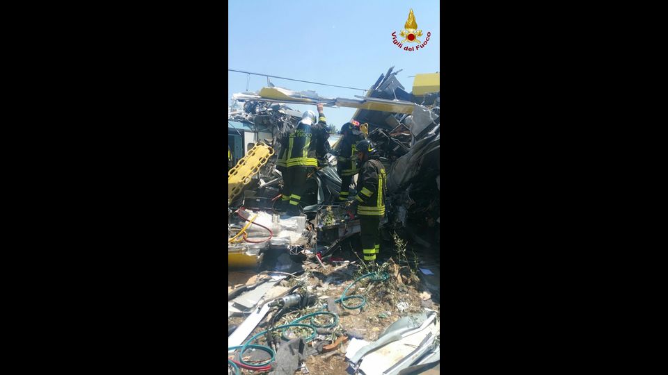 Scontro frontale fra treni di pendolari in Puglia