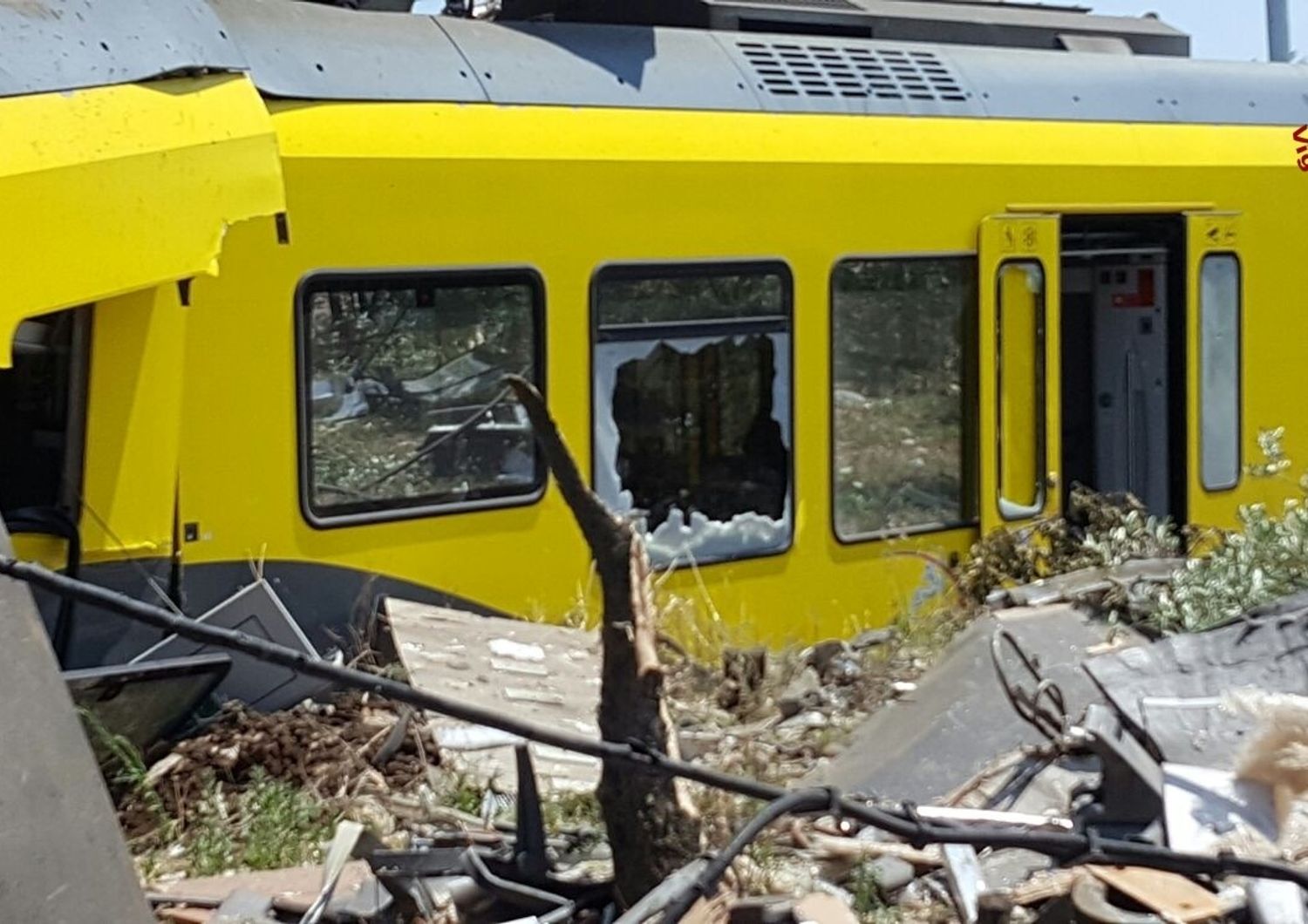 Scontro frontale fra treni di pendolari in Puglia