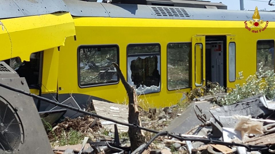 Scontro frontale fra treni di pendolari in Puglia