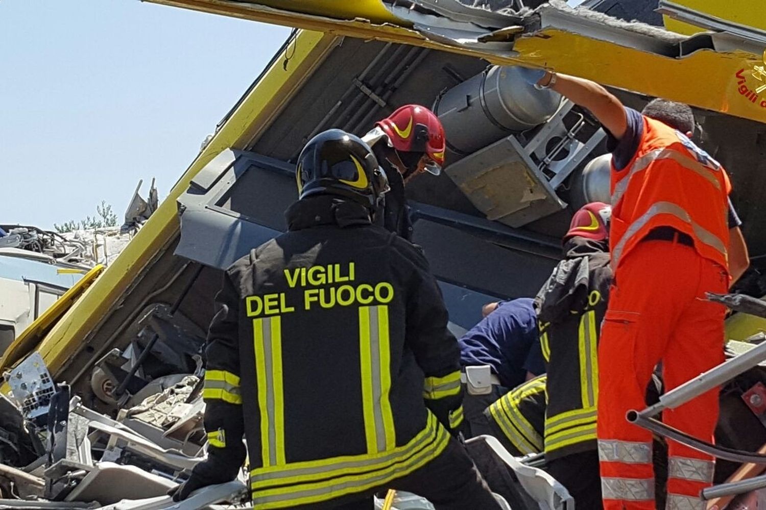 Scontro frontale fra treni di pendolari in Puglia