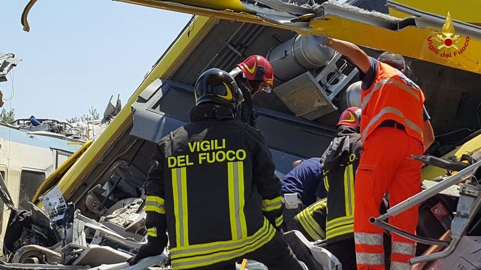 Scontro frontale fra treni di pendolari in Puglia