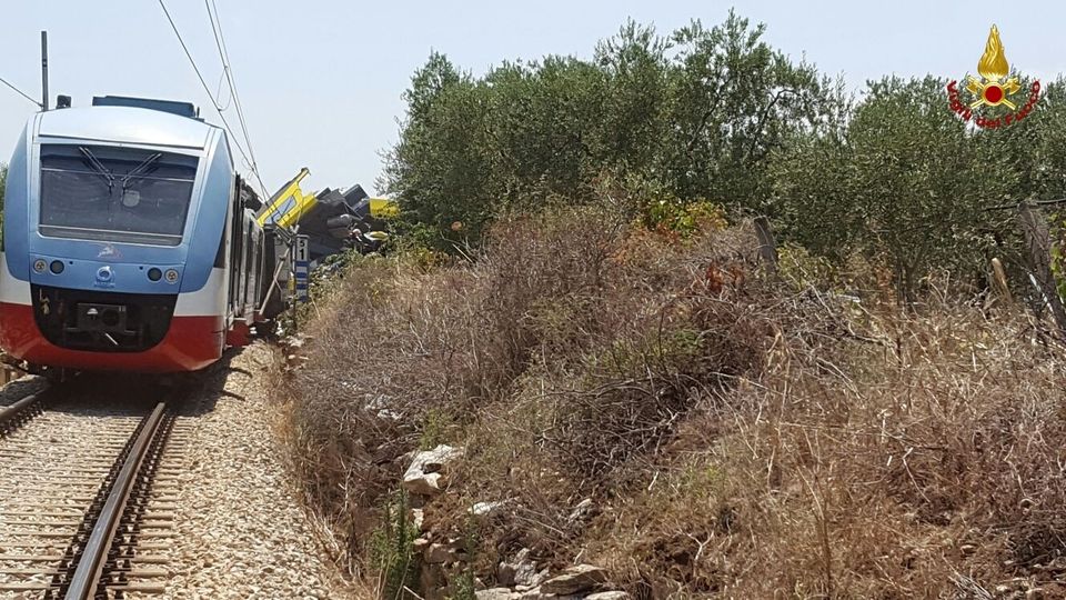 Scontro frontale fra treni di pendolari in Puglia