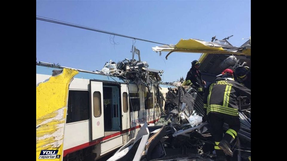 Scontro frontale fra treni di pendolari&nbsp;