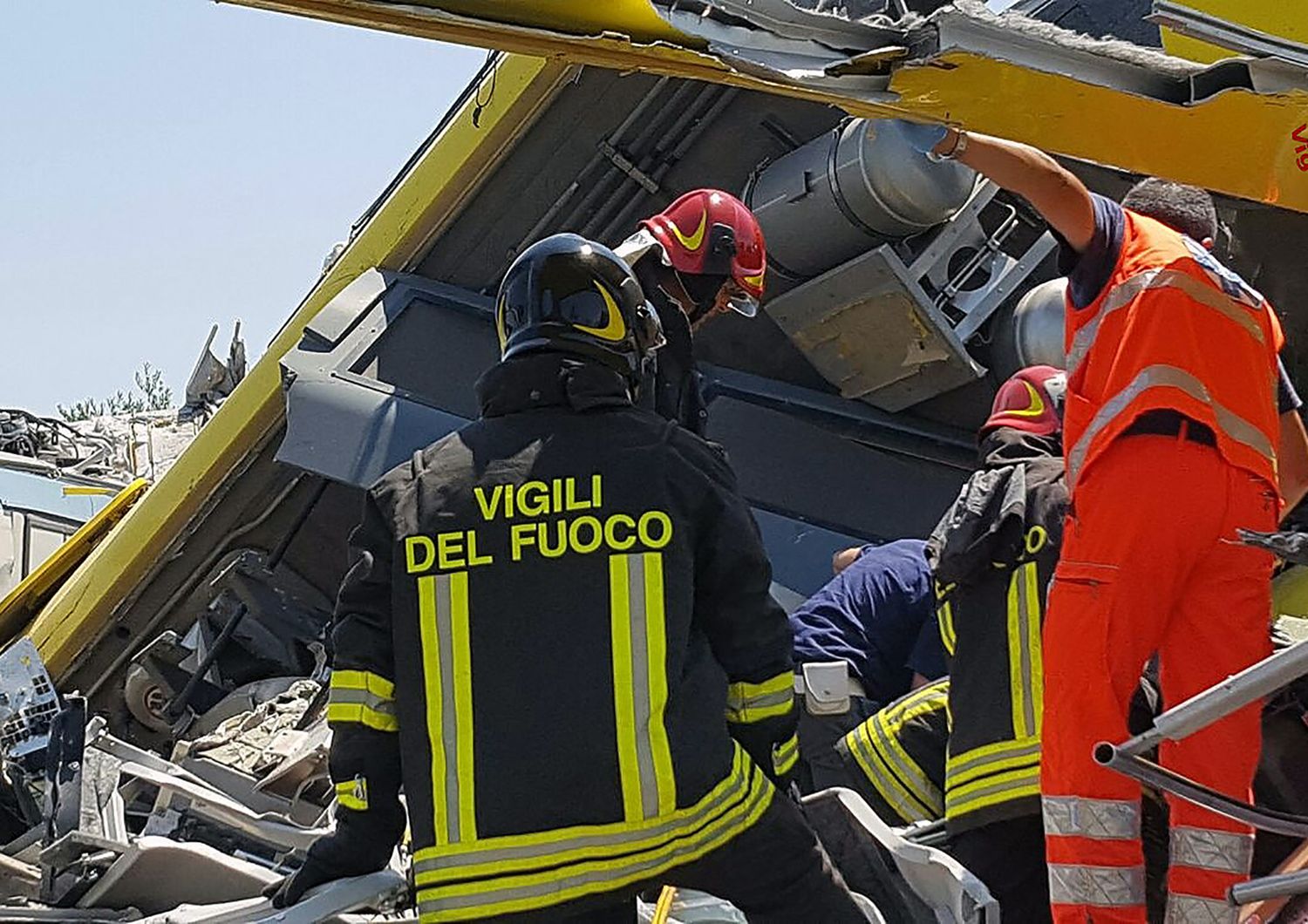 &nbsp;Scontro treni pendolari in Puglia (afp)