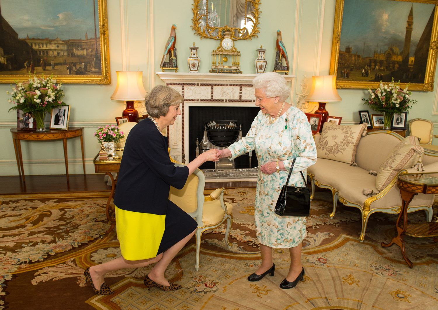 &nbsp;Theresa May e Regina Elisabetta - afp