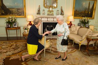 &nbsp;Theresa May e Regina Elisabetta - afp