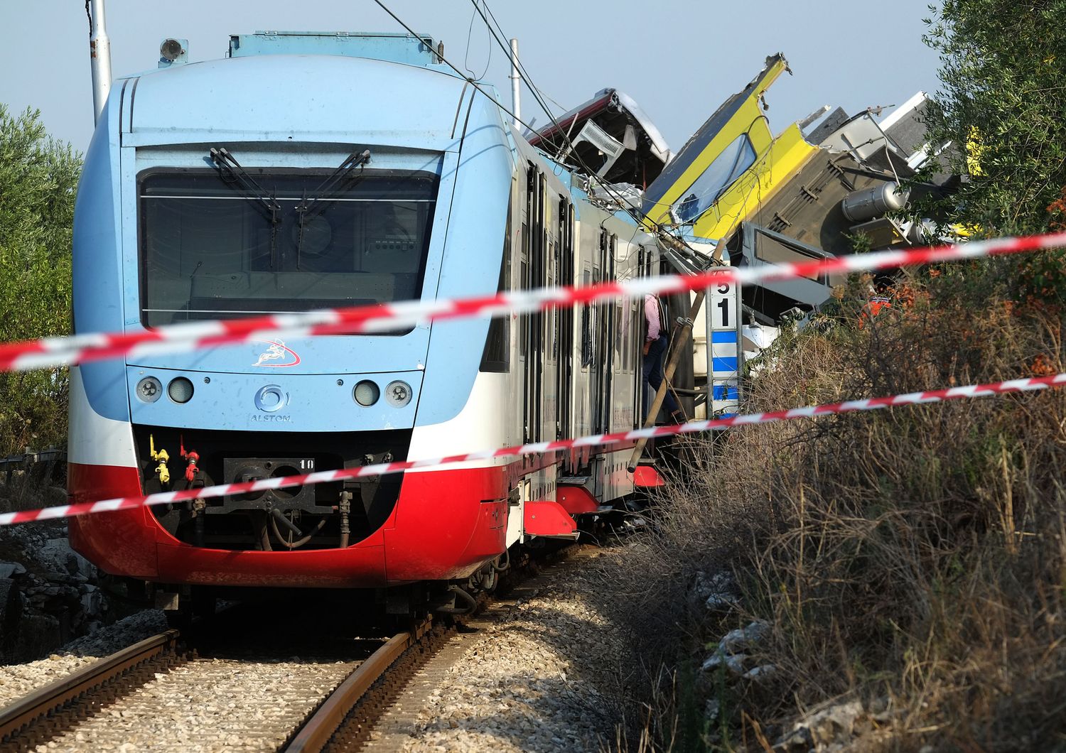 &nbsp;scontro frontale tra treni pendolari in puglia - afp