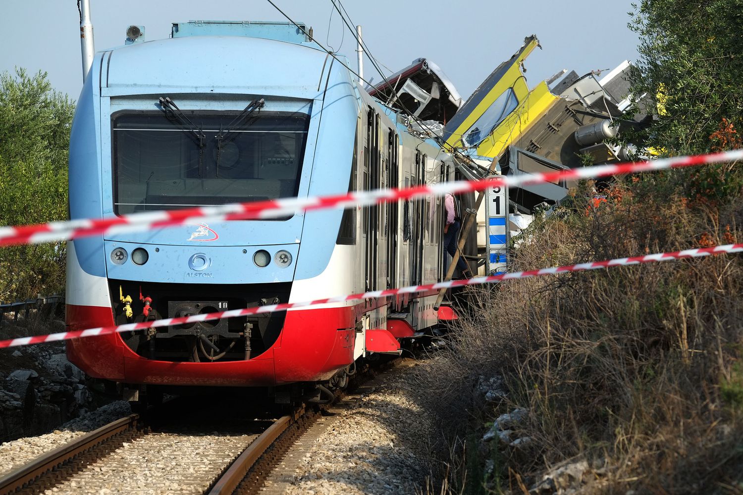 &nbsp;scontro frontale tra treni pendolari in puglia - afp