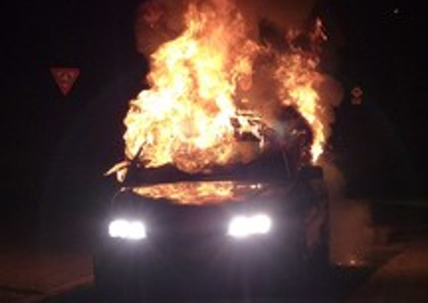 &nbsp;auto incendiata bruciata - pixabay.jpg