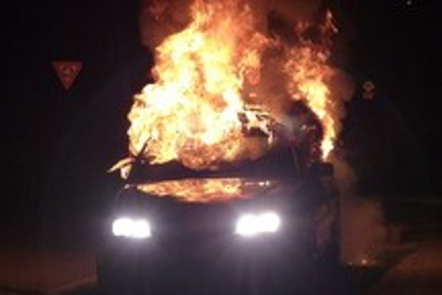 &nbsp;auto incendiata bruciata - pixabay.jpg