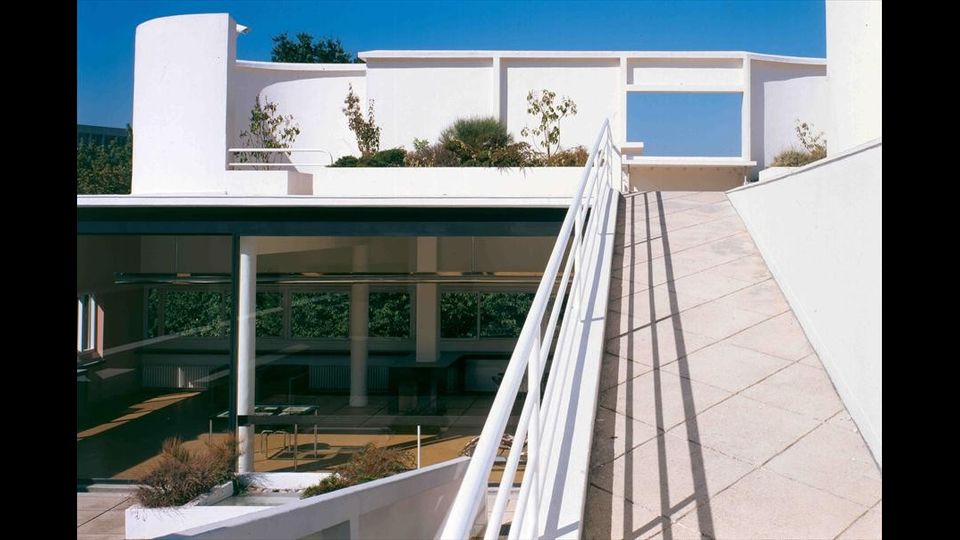 &nbsp; Villa Savoye e alloggio del giardiniere a Poissy, Francia (1928) -&nbsp;foto dal sito fondazionelecorbusier.fr