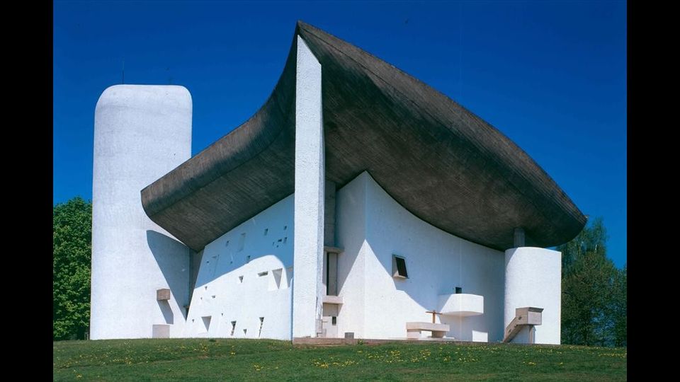 &nbsp;La Cappella di Notre Dame du Haut a Ronchamp, Francia (1950-1955) - foto dal sito fondazionelecorbusier.fr
