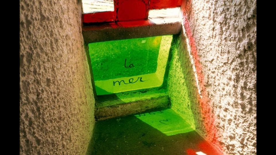 &nbsp;La Cappella di Notre Dame du Haut a Ronchamp, Francia (1950-1955), particolare di una delle finestre -&nbsp;foto dal sito fondazionelecorbusier.fr