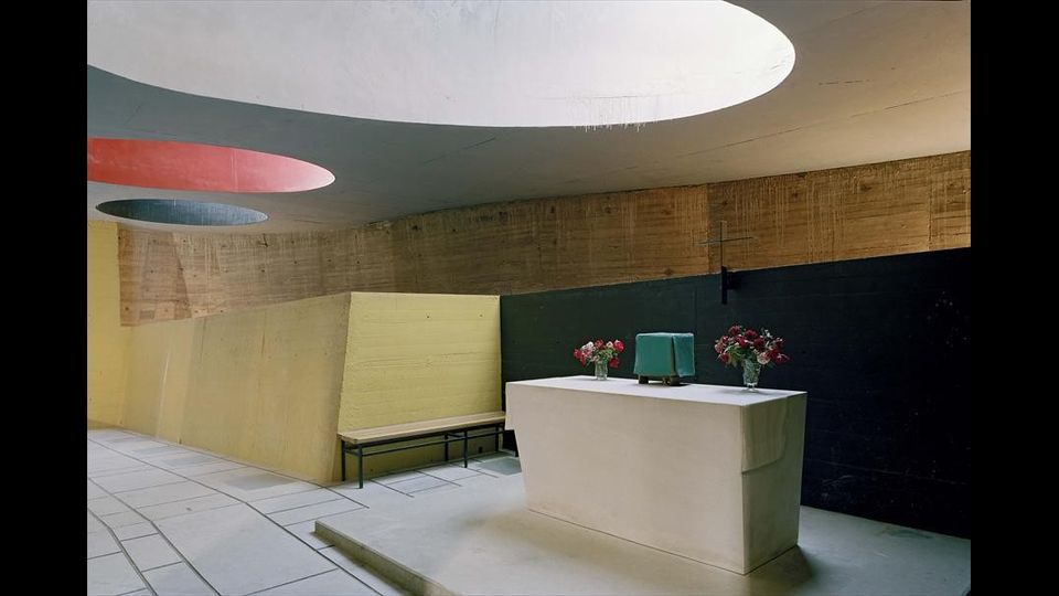 &nbsp; Il Convento Sainte-Marie de la Tourette a Eveux-sur-l'Arbres, Francia (1953), particolare dell'altare -&nbsp;foto dal sito fondazionelecorbusier.fr