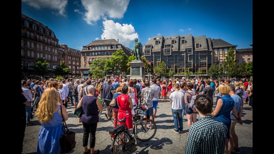 Il minuto di silenzio in omaggio alle vittime della strage a Nizza nella piazza Kleber a Strasburgo&nbsp;